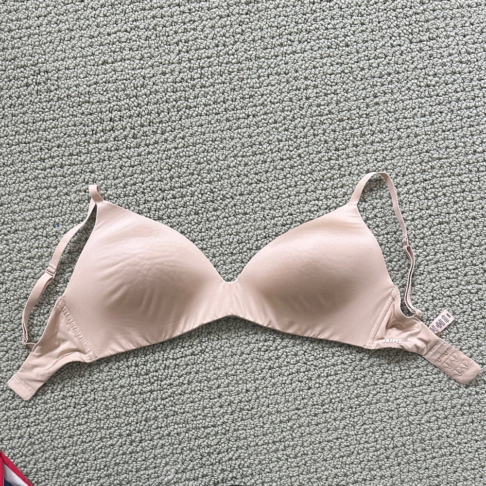 Skims wireless T shirt bra 32DD